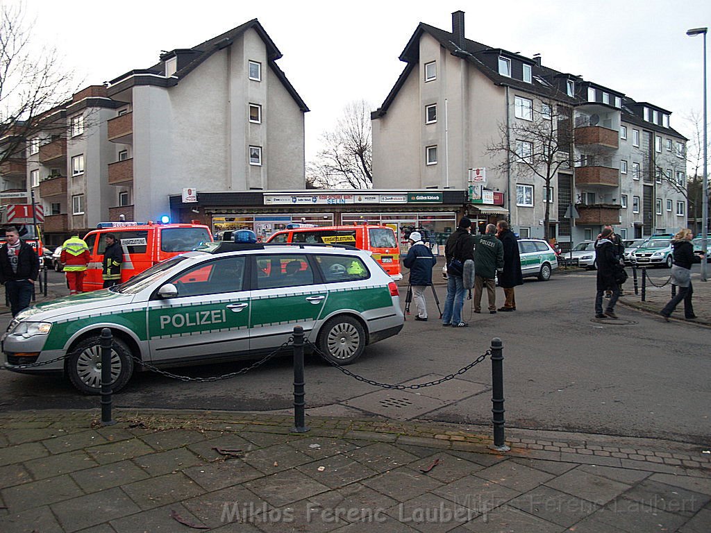 Einsatz Feuerwehr SEK Polizei Koeln Nippes Merheimerstr P131.JPG